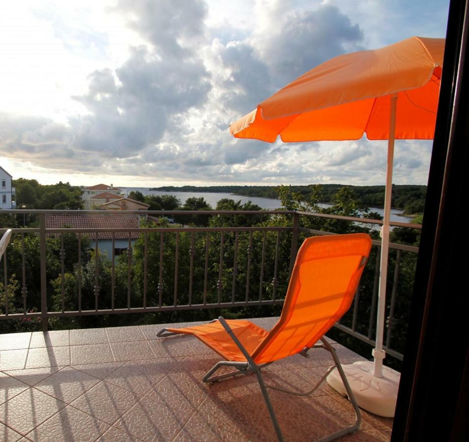 Apartment In Funtana With Seaview, Balcony, Air Condition, Wifi Eksteriør billede
